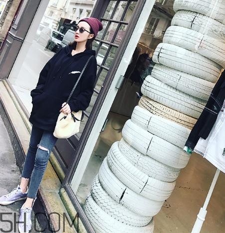 黑色衣服被漂白水弄壞怎么復(fù)原？黑色衣服被84燒黃了怎么辦？