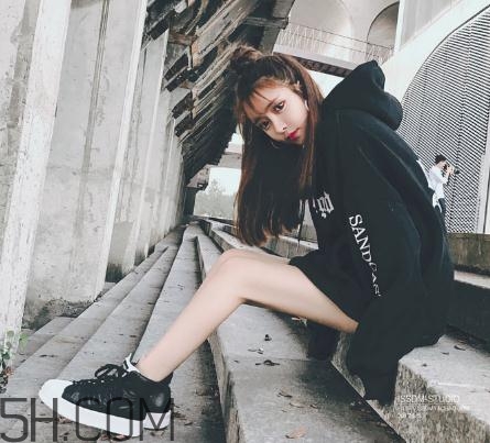 黑色衣服被漂白水弄壞怎么復(fù)原？黑色衣服被84燒黃了怎么辦？
