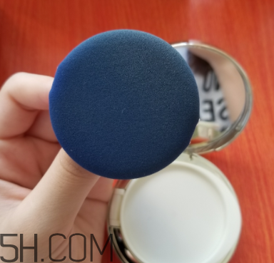 sum37空氣感氣墊霜浮粉嗎？適合油皮嗎？