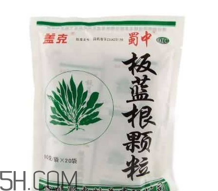 板藍(lán)根顆粒治感冒嗎？板藍(lán)根顆?？共《締幔?></p><h3>板藍(lán)根顆粒抗病毒嗎</h3><p>板藍(lán)根具有良好的清熱解毒、涼血、利咽功能，在臨床上常用于治療普通感冒、急性咽喉炎、急性扁桃體炎等癥。但對于正處于高峰期的這次流感大潮，喝板藍(lán)根到底能不能起到預(yù)防作用?</p><p>“這次流感是由病毒引起的，目前沒有證據(jù)能證明板藍(lán)根有明顯抗病毒的作用?！备忻笆怯啥喾N不同的細(xì)菌和病毒引起的，板藍(lán)根不能對所有的細(xì)菌和病毒都有作用，“是藥三分毒，如果不加以區(qū)別，不僅不會防病，還可能損傷身體。”有研究表明，板藍(lán)根對消化道有刺激作用，有的兒童服后會出現(xiàn)頭暈、嘔吐，有的患者口服后出現(xiàn)胃腸絞痛和消化道出血，有的出現(xiàn)黃疸、急性腎功能不全。另外，板藍(lán)根注射液的不良反應(yīng)案例也非常多。</p><p>板藍(lán)根對普通感冒有一定作用，“但這次流感傳染性大，癥狀嚴(yán)重，板藍(lán)根根本起不到預(yù)防的作用。”她表示，板藍(lán)根不是應(yīng)對感冒的“萬能藥”，一定要在醫(yī)生的指導(dǎo)下，科學(xué)合理用藥。</p><p>預(yù)防流感最重要的還是做好隔離措施?！吧俚饺肆髅芗膱鏊?，戴好口罩。這是最關(guān)鍵的?！绷硗猓舱J(rèn)為，適當(dāng)服用維生素C對感冒的預(yù)防和康復(fù)有一定的好處，但切記不要長期過量服用。</p><p style=