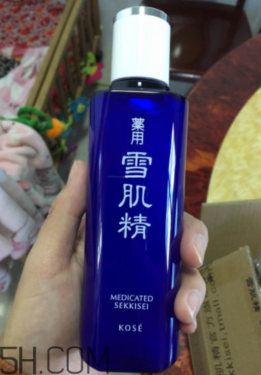 雪肌精化妝水盈潤型成分是什么？會使皮膚變薄嗎？