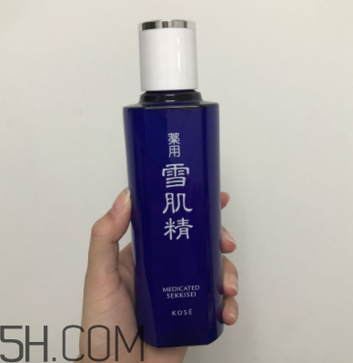 雪肌精化妝水盈潤型成分是什么？會使皮膚變薄嗎？