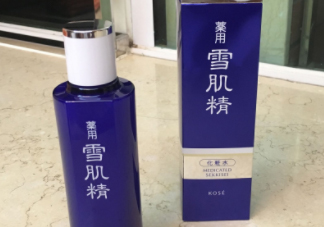 雪肌精化妝水盈潤型成分是什么？會使皮膚變薄嗎？