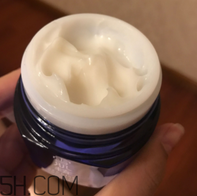 雪肌精菁華凝霜油不油？適合油皮嗎？