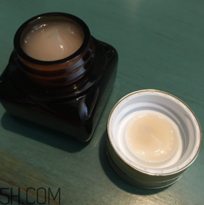 雅詩蘭黛小棕瓶眼霜每次用多少毫升？每次用量多少？