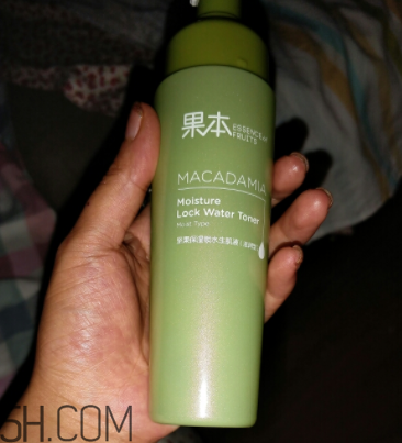 詩婷露雅生肌液滋潤型適合輕熟肌嗎？油不油？