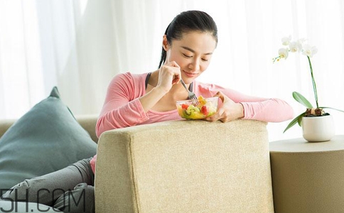 女孩月經(jīng)初潮可不可以喝紅糖水？女孩月經(jīng)初潮媽媽應(yīng)該怎么做？