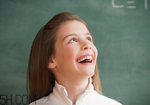 女孩月經(jīng)初潮量多量少正常嗎？月經(jīng)初潮一般幾天干凈？