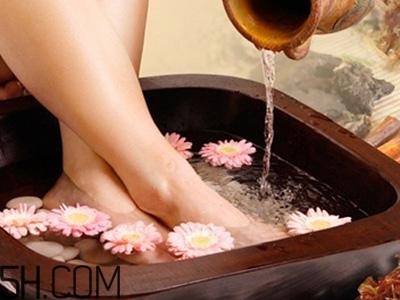 檸檬精油可以泡腳嗎？檸檬精油泡腳的好處有哪些？