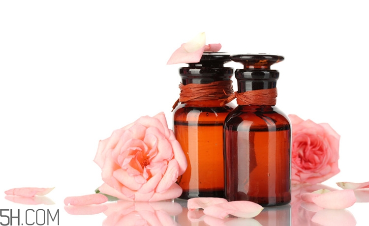 玫瑰精油能泡腳嗎？玫瑰精油的使用方法有哪些？