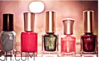 2018冬天涂什么顏色的指甲油好看？美甲小知識(shí)