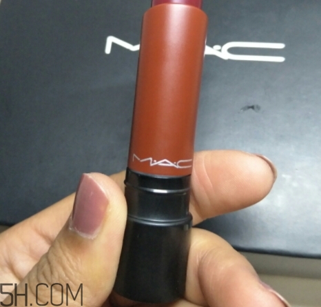 魅可和雅詩蘭黛哪個(gè)好？mac和雅詩蘭黛口紅對(duì)比