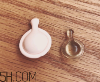 伊麗莎白雅頓眼部精華液油不油？長(zhǎng)脂肪粒嗎？