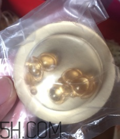 伊麗莎白雅頓眼部精華液油不油？長(zhǎng)脂肪粒嗎？