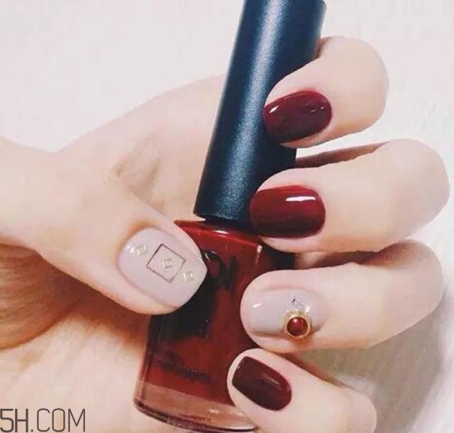 2018冬天涂什么顏色的指甲油好看？美甲小知識(shí)