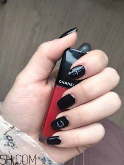 2018冬天涂什么顏色的指甲油好看？美甲小知識(shí)