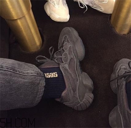 yeezy 500 desert rat純黑配色實物什么樣？