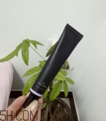 阿芙精油妝前乳色號有哪些？哪個色號能遮痘?。?></p><h3>阿芙精油妝前乳怎么樣</h3><p>整體感受是：1.對于使用粉底液之前就先使用“阿芙妝前乳”能夠起到很大的均勻膚色、提亮增白膚色的效果。2.使用完“阿芙妝前乳”后，在進行粉底液打底等，可以幫助整體的妝感更加精致。3.因為內(nèi)含精油養(yǎng)膚的成分，所以有淡淡的花草香味。4.“阿芙精油潤色妝前乳”不僅可以用來起到隔離作用，還可以用來遮蓋毛孔，使妝效更細(xì)膩。5.這款妝前乳比較人性化，共有三個色號（綠色、紫色、粉色）可供選擇。</p><p style=