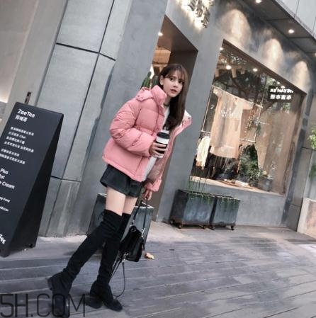 粉色羽絨服配什么鞋子？粉色羽絨服搭配鞋子圖片