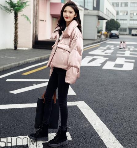粉色羽絨服配什么鞋子？粉色羽絨服搭配鞋子圖片