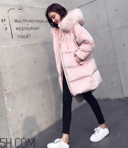 粉色羽絨服配什么鞋子？粉色羽絨服搭配鞋子圖片