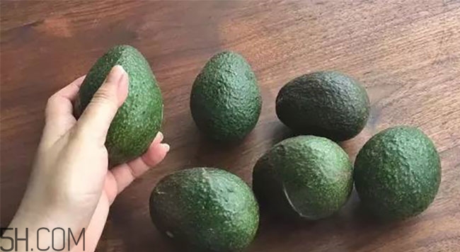 牛油果和牛奶可以一起吃嗎？牛油果和牛奶可以榨汁嗎？
