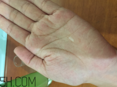 蘭蔻水光瓶后續(xù)要疊加面霜嗎？可以和精華疊加嗎？