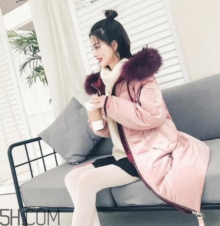 粉色羽絨服里面怎么搭配？粉色羽絨服內(nèi)搭什么？