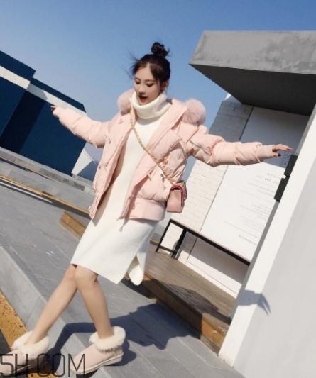 粉色羽絨服里面怎么搭配？粉色羽絨服內(nèi)搭什么？