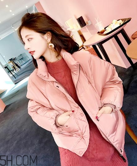 粉色羽絨服里面怎么搭配？粉色羽絨服內(nèi)搭什么？