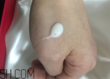 蘭蔻美膚修護(hù)精華乳有刺激嗎？適合敏感肌嗎？