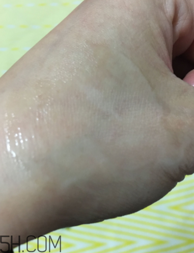 蘭蔻美膚修護(hù)精華乳有刺激嗎？適合敏感肌嗎？