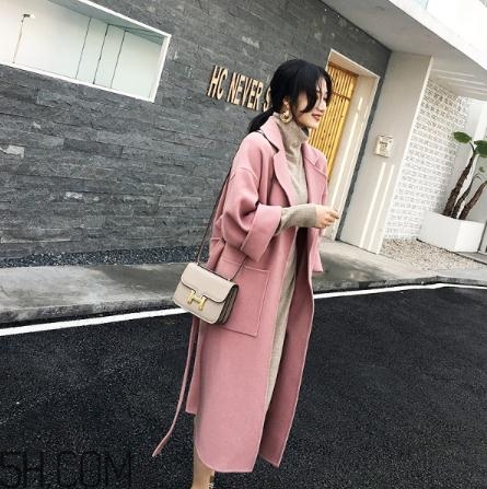 粉色大衣配什么顏色包包？粉色大衣搭配什么包？