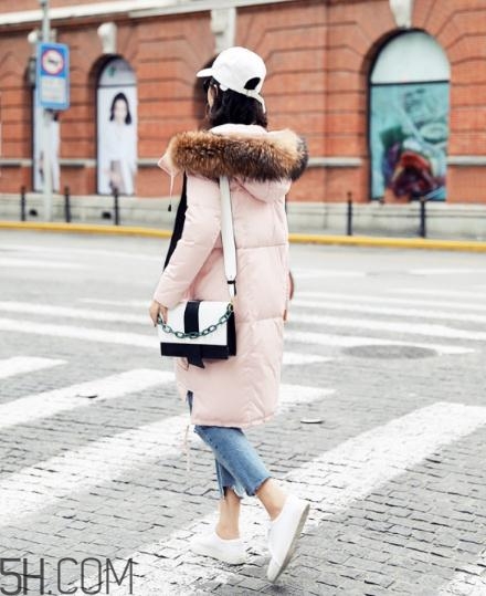 粉色羽絨服配什么褲子？粉色羽絨服搭配什么褲子好看？