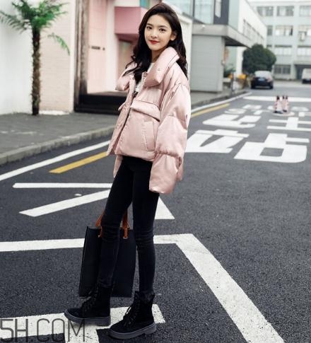 粉色羽絨服配什么褲子？粉色羽絨服搭配什么褲子好看？