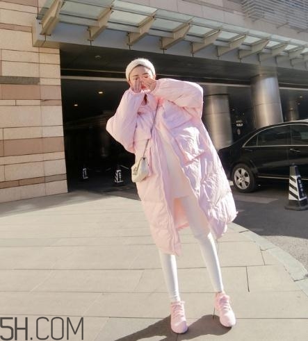 粉色羽絨服配什么褲子？粉色羽絨服搭配什么褲子好看？