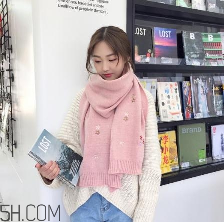 粉色圍巾怎么搭配衣服？粉色圍巾配什么顏色衣服？