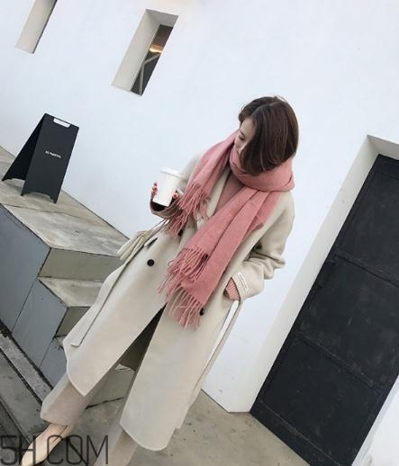 粉色圍巾怎么搭配衣服？粉色圍巾配什么顏色衣服？