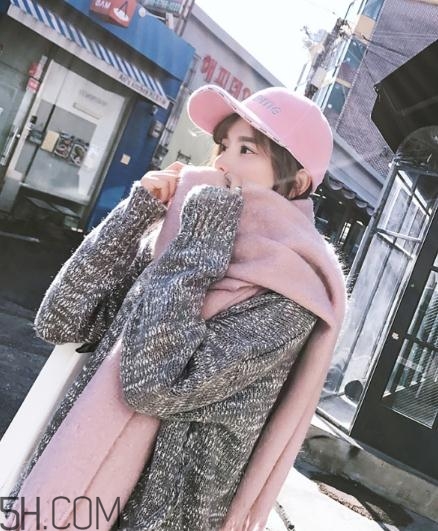 粉色圍巾怎么搭配衣服？粉色圍巾配什么顏色衣服？