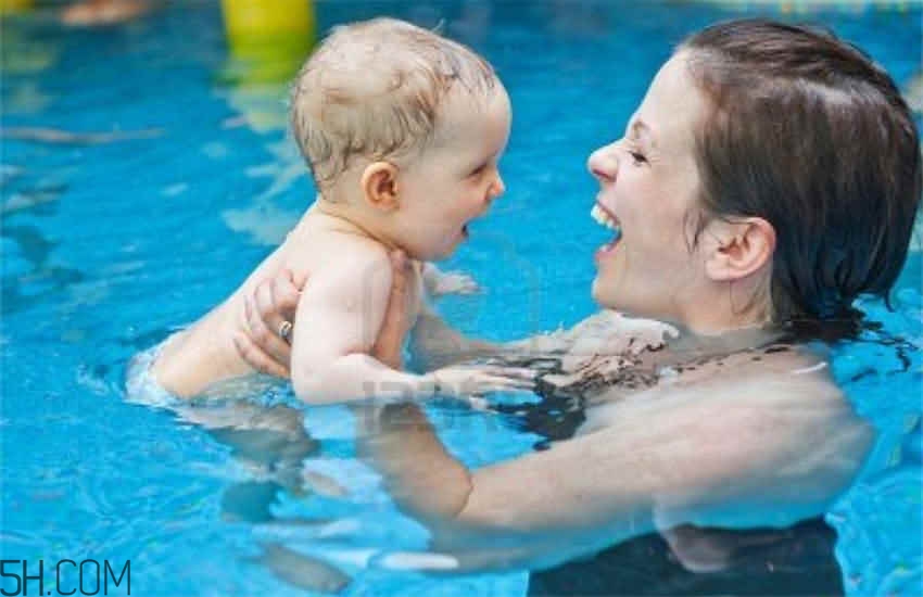 嬰幼兒睡覺翻白眼是怎么回事？寶寶學(xué)游泳有哪些講究？