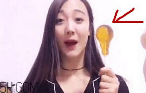 燈泡糖放進(jìn)嘴巴為什么拿不出來(lái)？燈泡棒棒糖怎么拿出來(lái)？