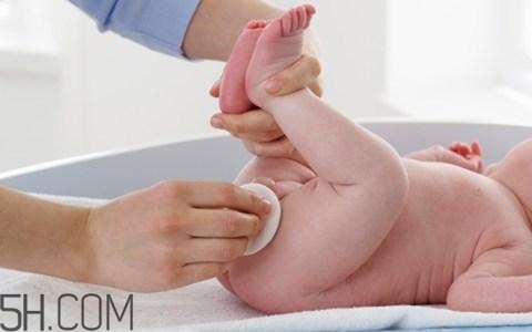 新生兒眼屎又多又黃是怎么回事？新生兒何時能坐飛機(jī)？