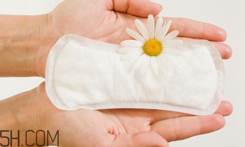 女人如何正確的使用衛(wèi)生巾？衛(wèi)生巾清涼好不好？