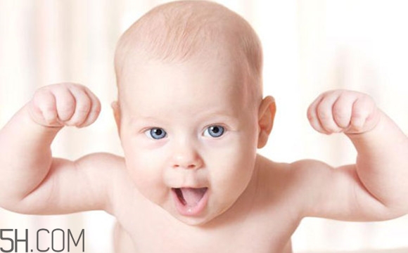 寶寶腿紋不對稱是怎么回事？嬰幼兒的生長發(fā)育標準是怎樣的？