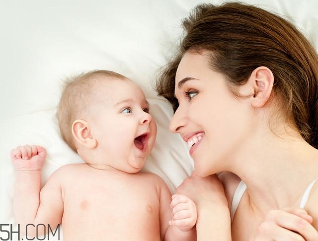 寶寶腿紋不對稱是怎么回事？嬰幼兒的生長發(fā)育標準是怎樣的？
