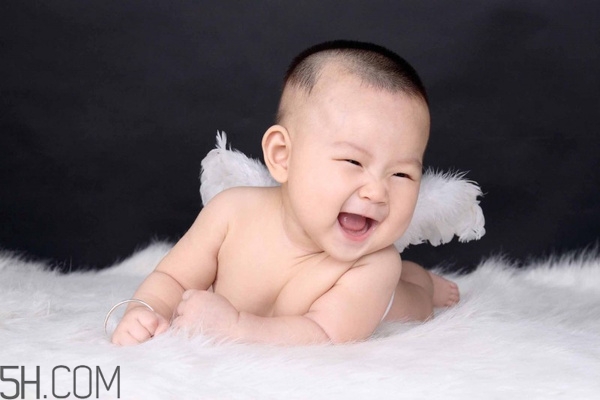 寶寶腿紋不對稱是怎么回事？嬰幼兒的生長發(fā)育標準是怎樣的？
