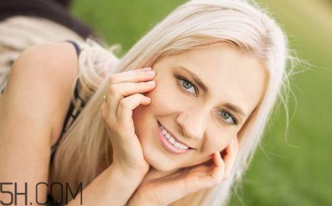 女性小便發(fā)黃是怎么回事？女性小便發(fā)黃有異味的原因有哪些？