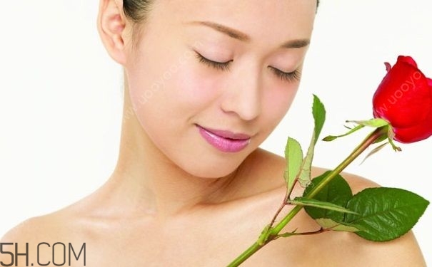 女性小便發(fā)黃是怎么回事？女性小便發(fā)黃有異味的原因有哪些？