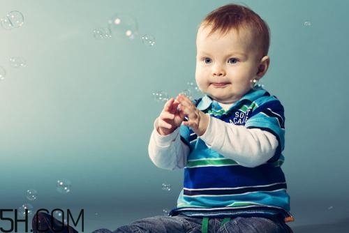 嬰幼兒各項(xiàng)能力發(fā)育都在什么時(shí)候？3大發(fā)育指標(biāo)