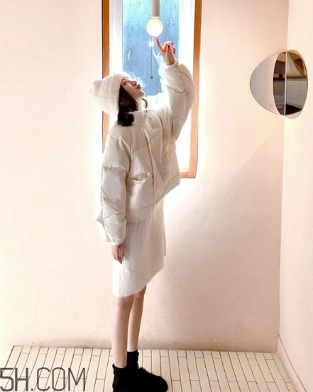白色面包服怎么搭配？可愛與時尚并存的冬日穿搭